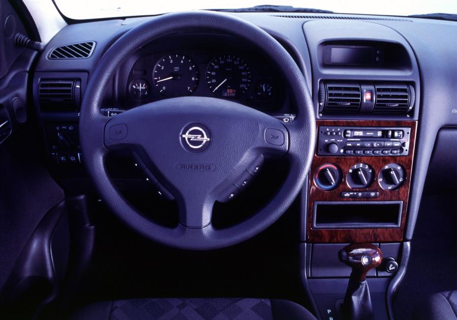 Панель приборов Opel Astra Sedan 1998 года  (фото 15 из 21)
